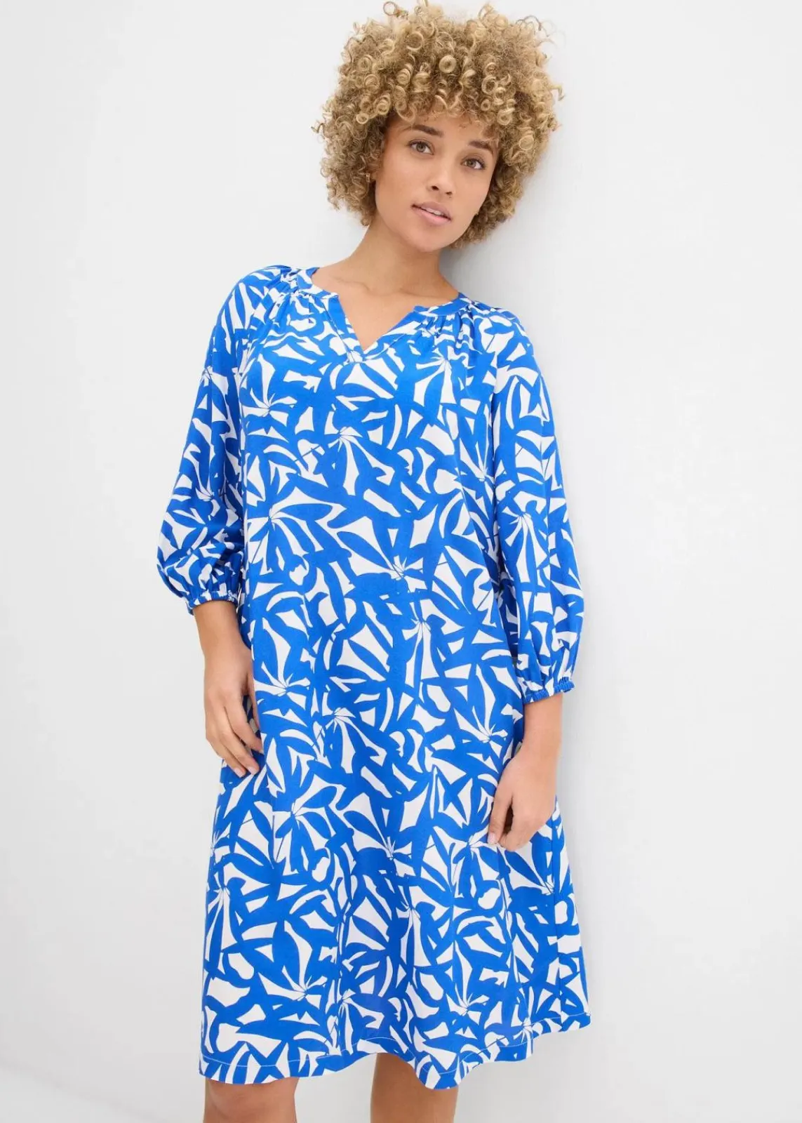 bonprix Kleider|Bekleidung·Pullover & Strickjacken^Kleid aus fließender Viskose arktikblau bedruckt