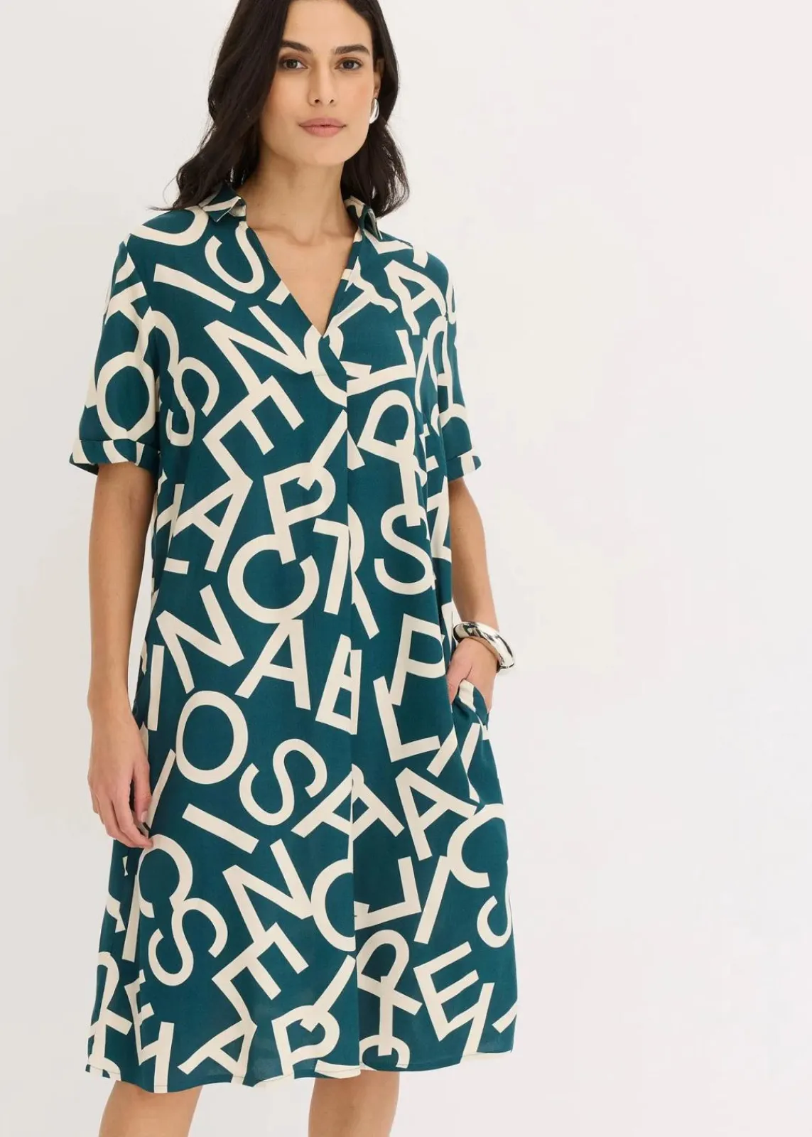 bonprix Kleider^Kleid aus fließender Viskose pfeffergrün/kieselbeige graphisch bedruckt