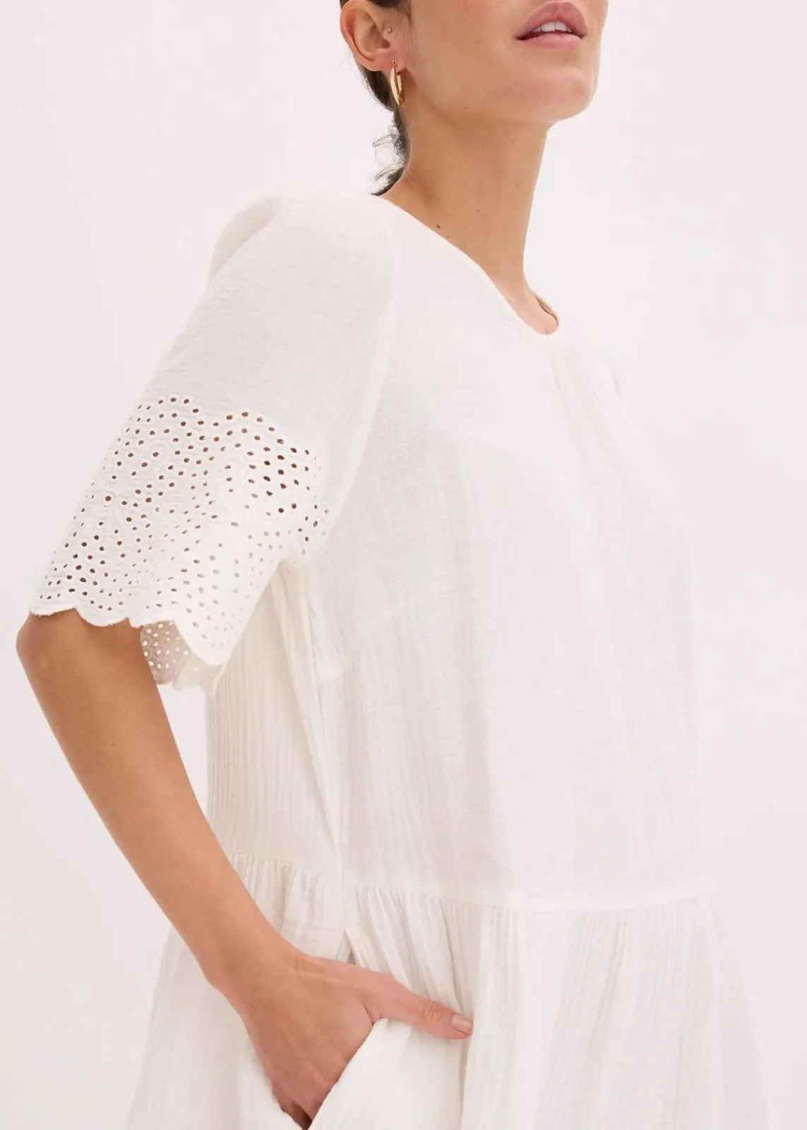 bonprix Bekleidung·Pullover & Strickjacken|Kleider^Kleid aus Musselin mit Lochstickerei wollweiß
