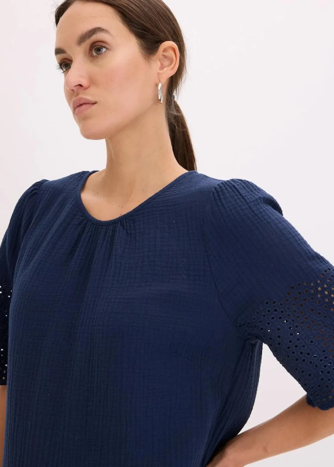 bonprix Kleider|Bekleidung·Pullover & Strickjacken^Kleid aus Musselin mit Lochstickerei dunkelblau