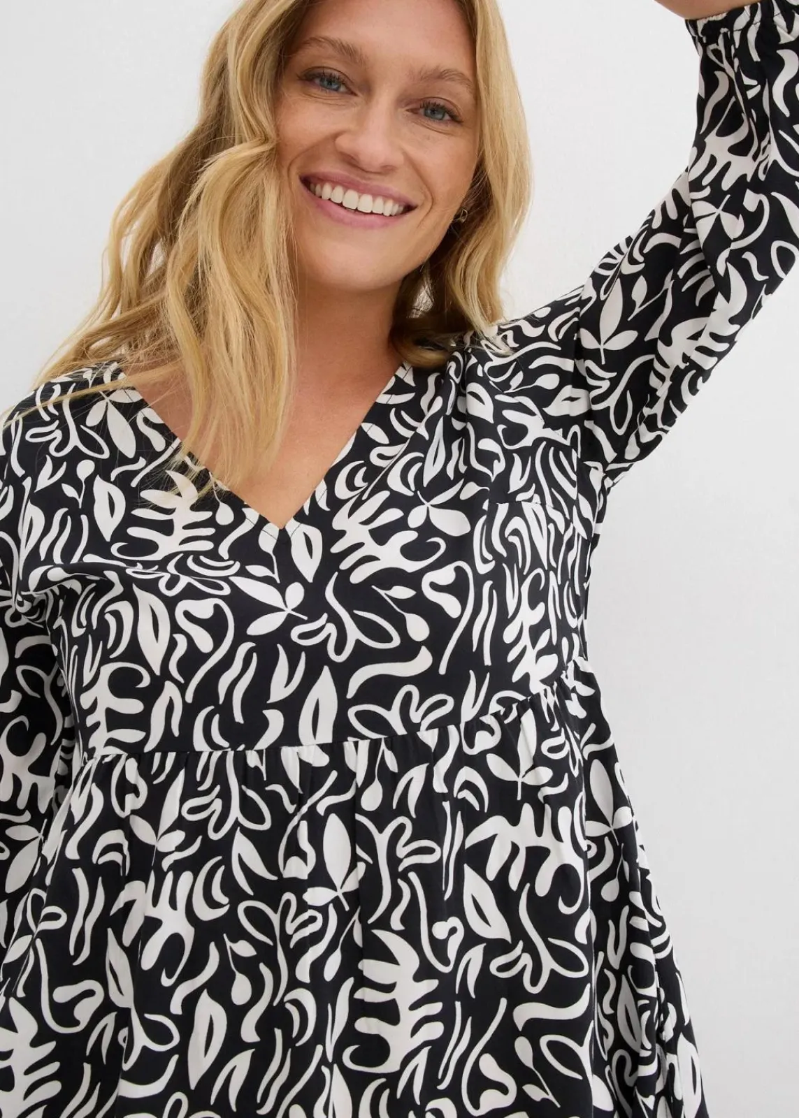 bonprix Kleider^Kleid in Midilänge aus fließender Viskose schwarz/wollweiß bedruckt