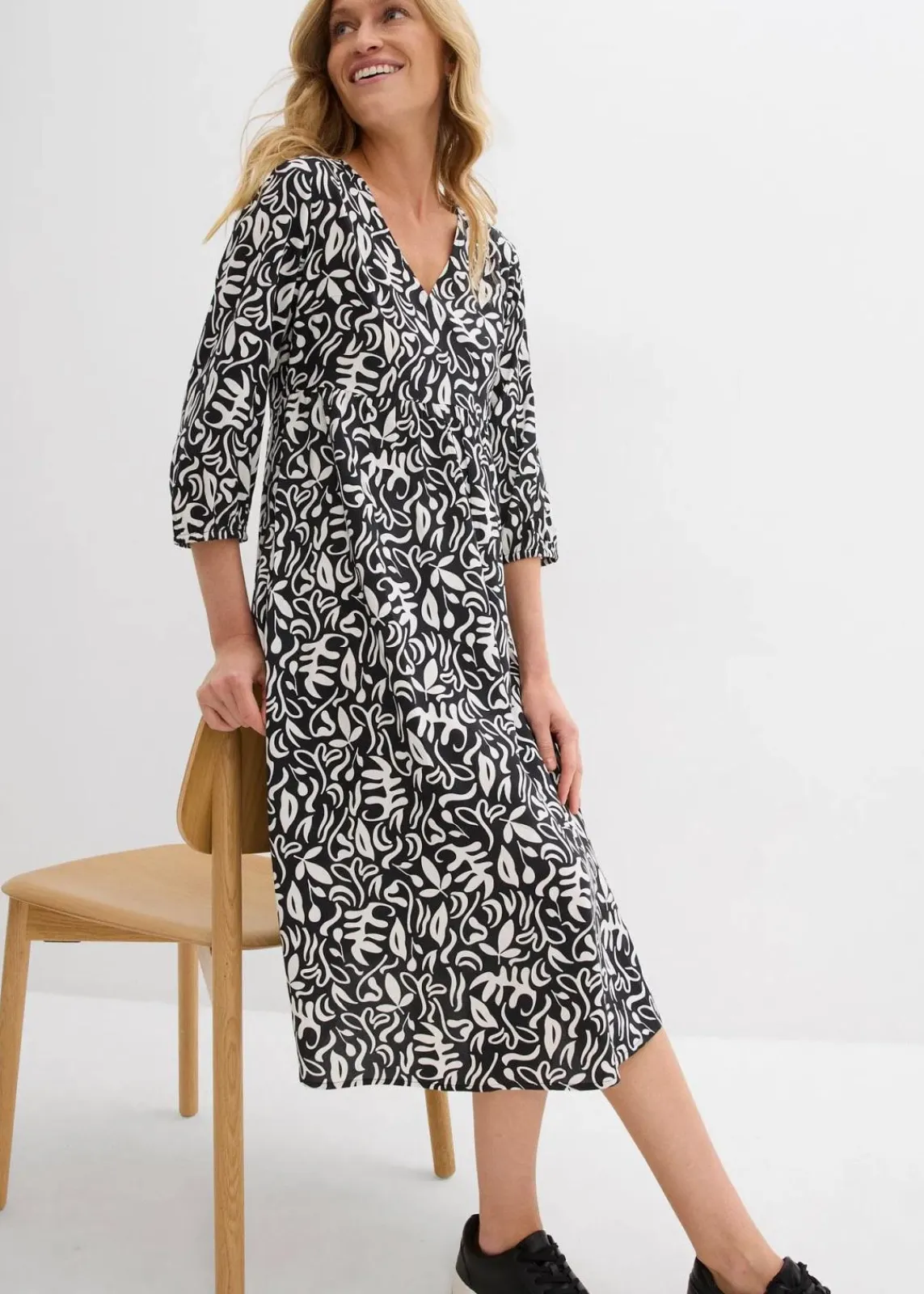 bonprix Kleider^Kleid in Midilänge aus fließender Viskose schwarz/wollweiß bedruckt