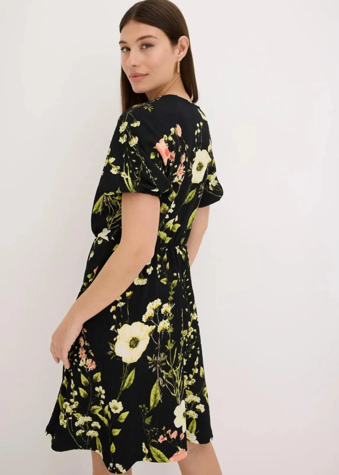 bonprix Bekleidung·Pullover & Strickjacken|Kleider^Kleid mit Puffärmeln schwarz floral