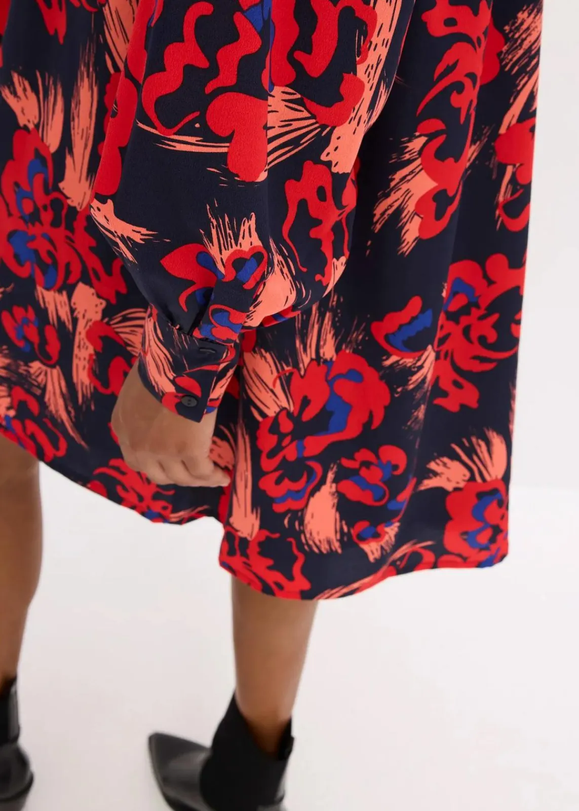 bonprix Bekleidung·Pullover & Strickjacken|Kleider^Kleid mit Schluppenkragen dunkelblau/rot floral
