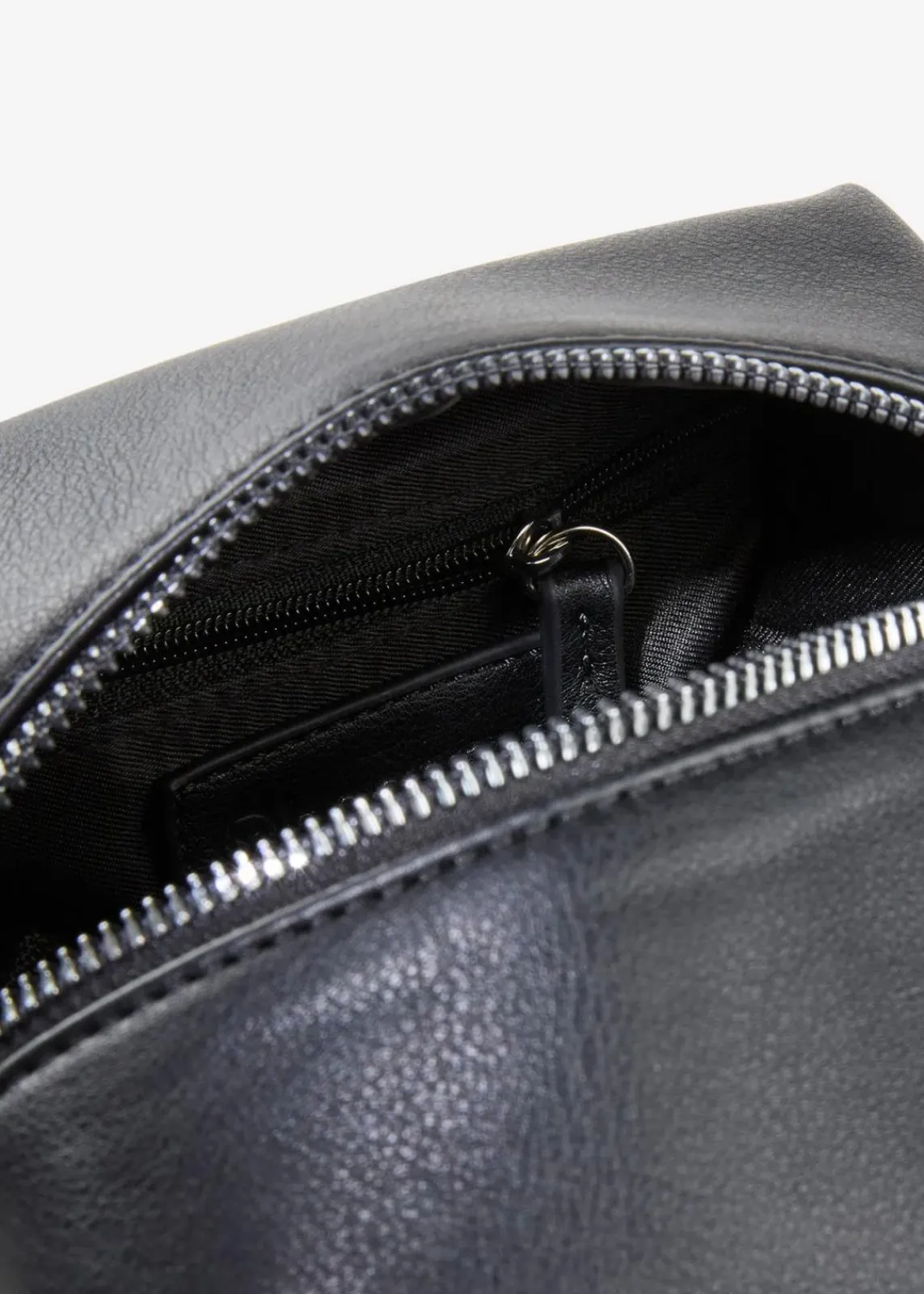 bonprix Taschen^kleine Umhängetasche schwarz