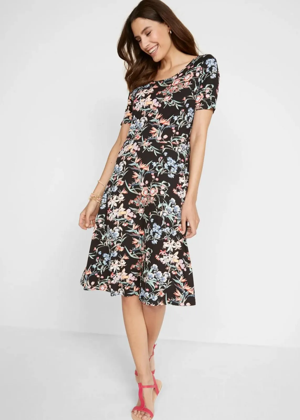 bonprix Nachhaltigere Materialien|Kleider^Knieumspielendes Jerseykleid in A-Linie schwarz floral bedruckt