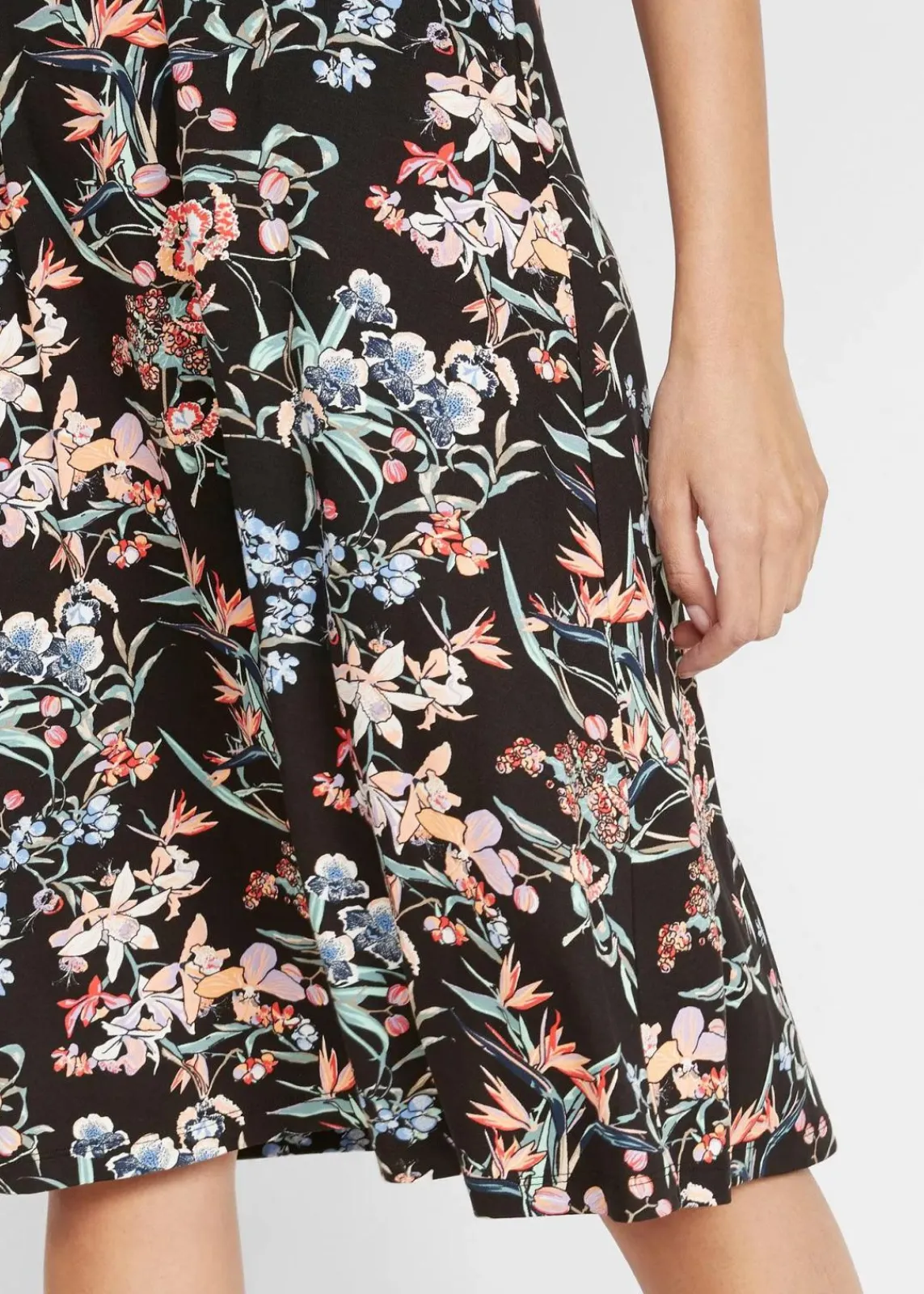 bonprix Nachhaltigere Materialien|Kleider^Knieumspielendes Jerseykleid in A-Linie schwarz floral bedruckt
