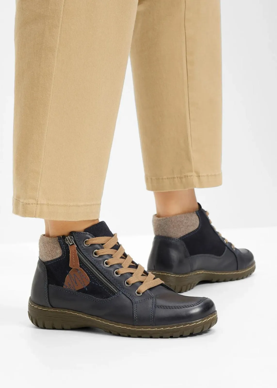 bonprix Komfortschuhe|Boots^Komfort-Schnürboots in bequemer Weite aus Leder dunkelblau