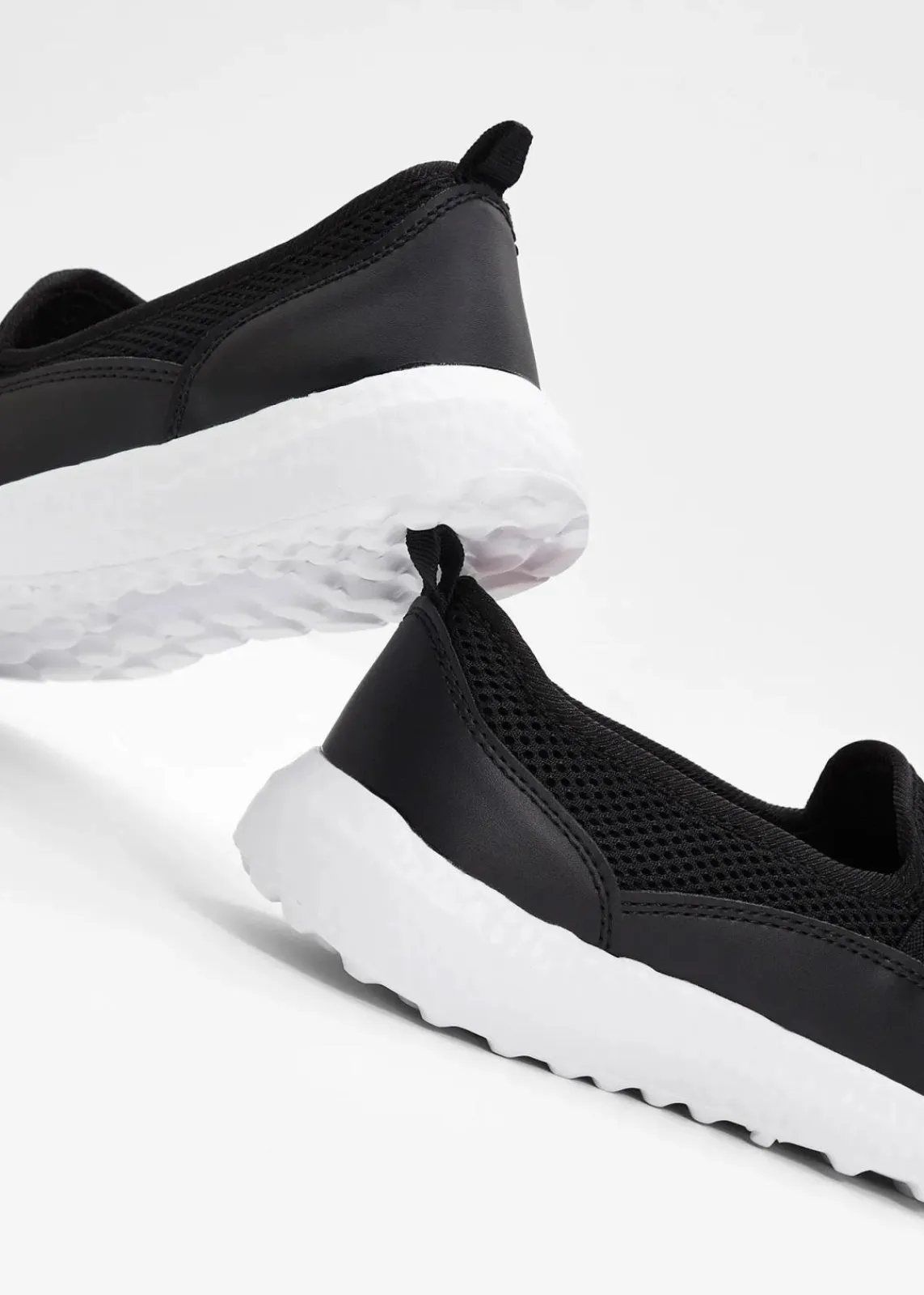 bonprix Komfortschuhe|Sneaker^Komfort-Slip-In-Sneaker mit leichter Sohle schwarz