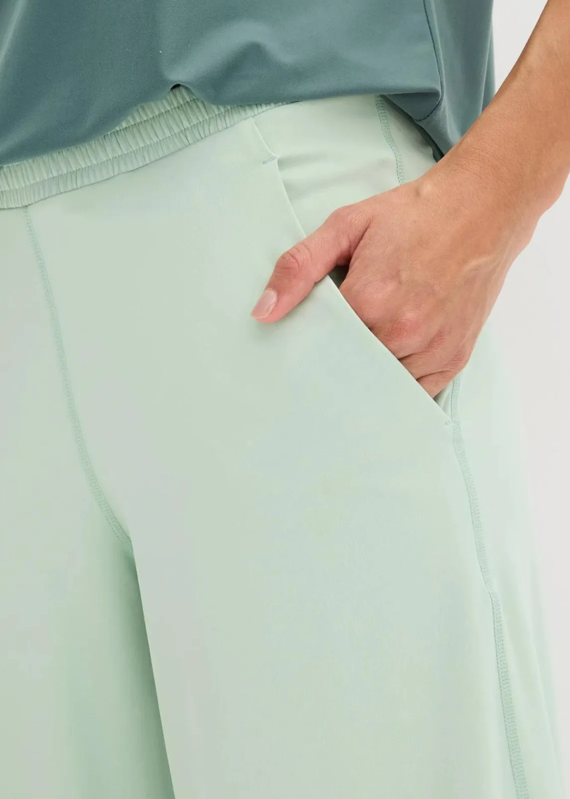 bonprix Sportbekleidung|Hosen^Komfort-Sporthose mit weitem Bein, schnelltrocknend hellschilf