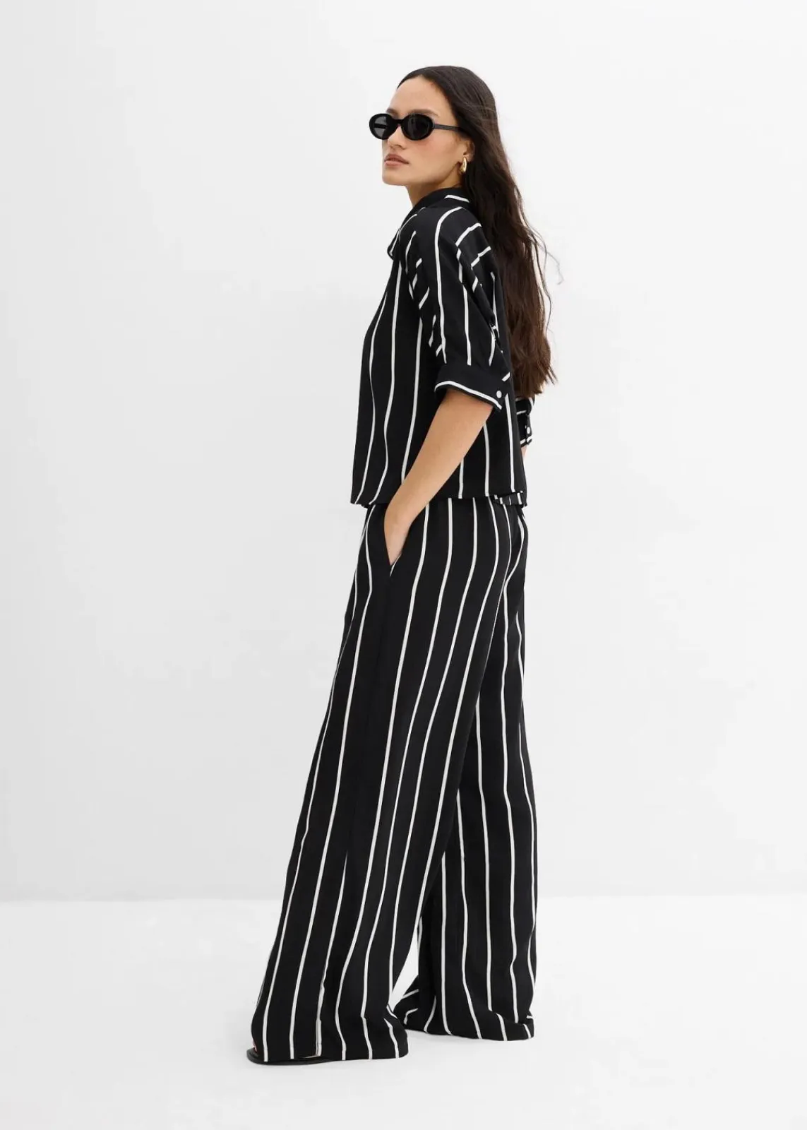 bonprix Bekleidung·Jacken & Mäntel|Blusen & Tuniken^Kurzarmbluse aus strukturiertem Crêpe schwarz/wollweiß gestreift