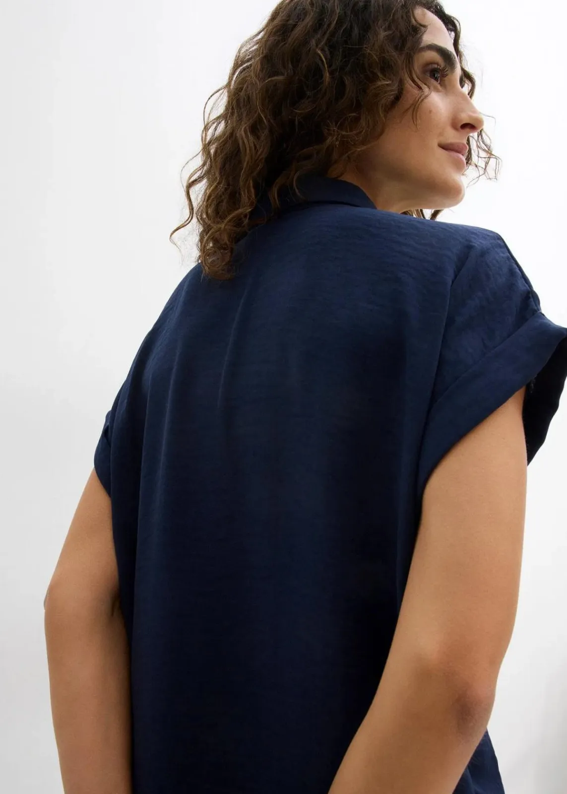 bonprix Nachhaltigere Materialien|Blusen & Tuniken^Kurzarmbluse mit recyceltem Polyester dunkelblau