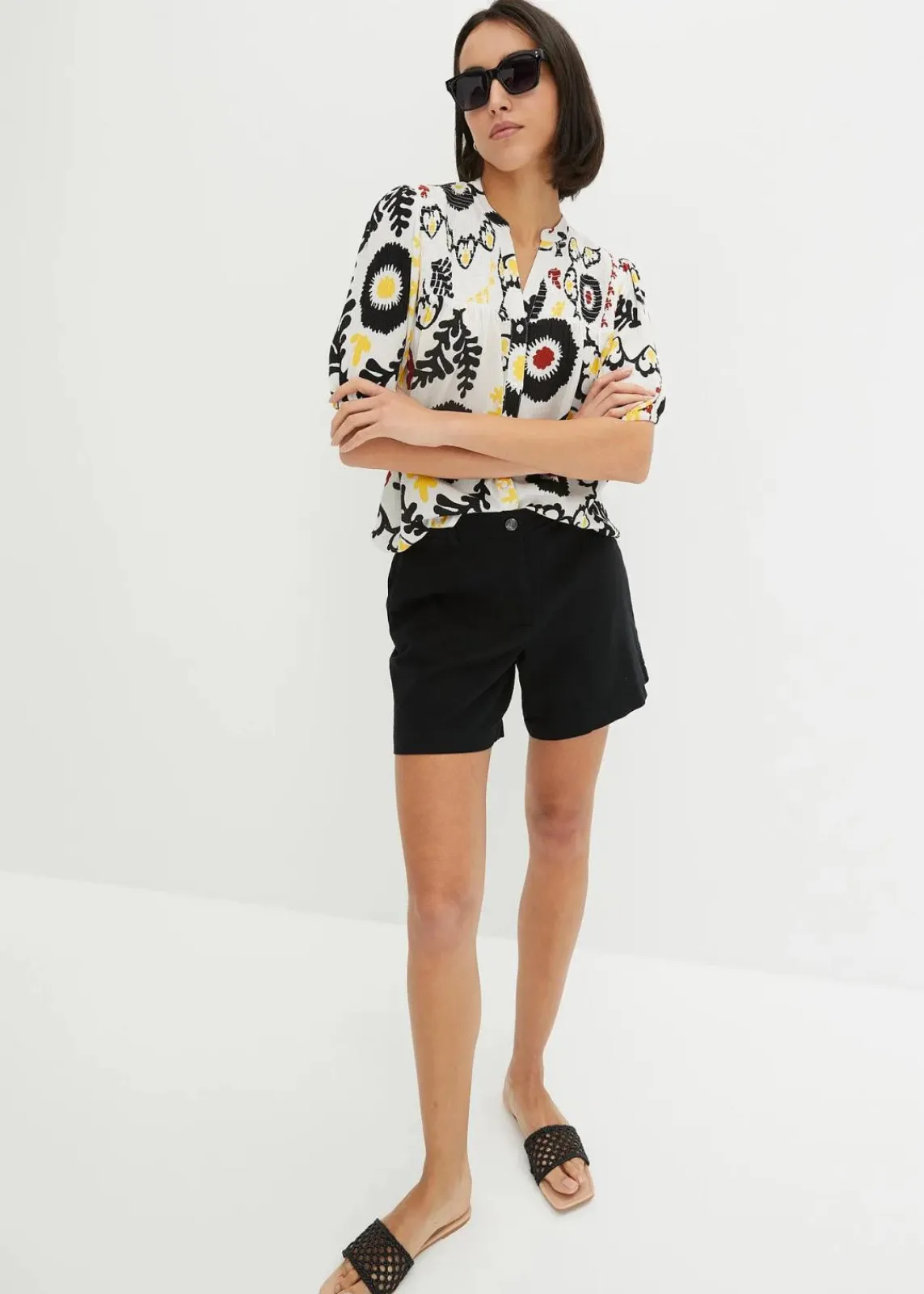 bonprix Bekleidung·Jacken & Mäntel|Blusen & Tuniken^Kurzarmbluse mit Smockdetail aus strukturierter Viskose wollweiß bedruckt