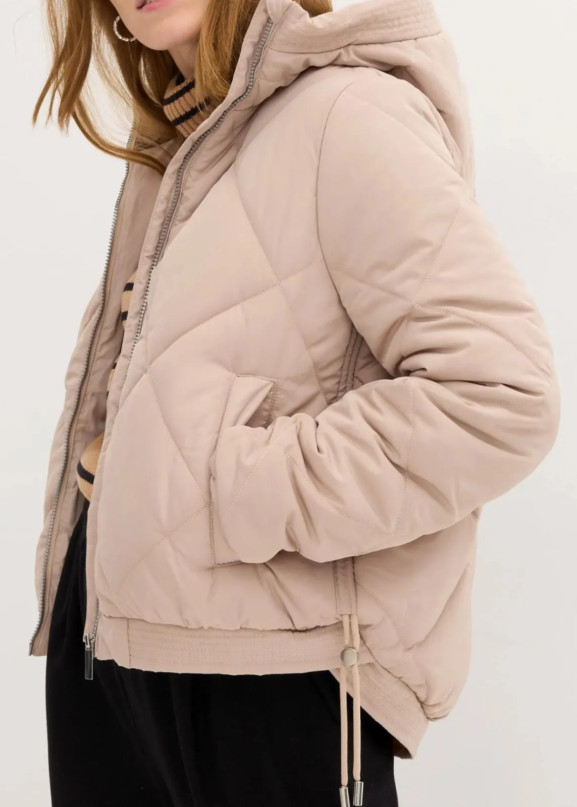 bonprix Bekleidung·Hosen|Jacken & Mäntel^Kurze Steppjacke mit Futter in Kontrastfarbe mandelbeige/hellbraun