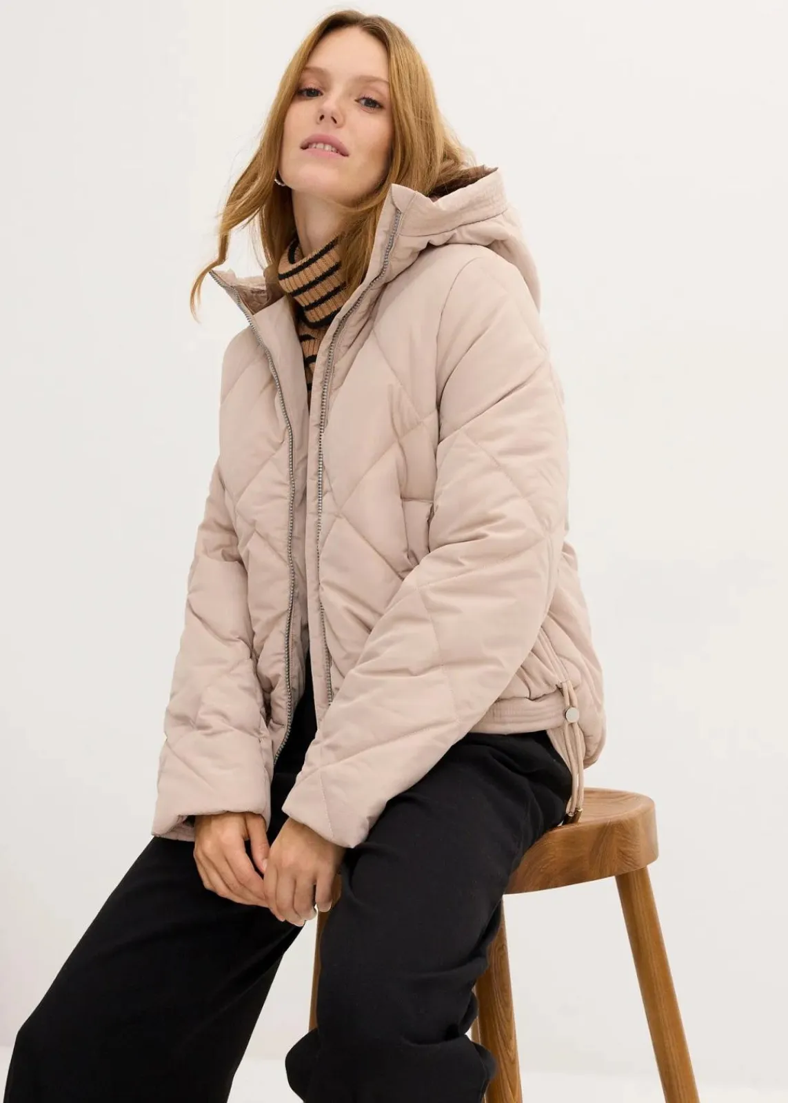 bonprix Bekleidung·Hosen|Jacken & Mäntel^Kurze Steppjacke mit Futter in Kontrastfarbe mandelbeige/hellbraun