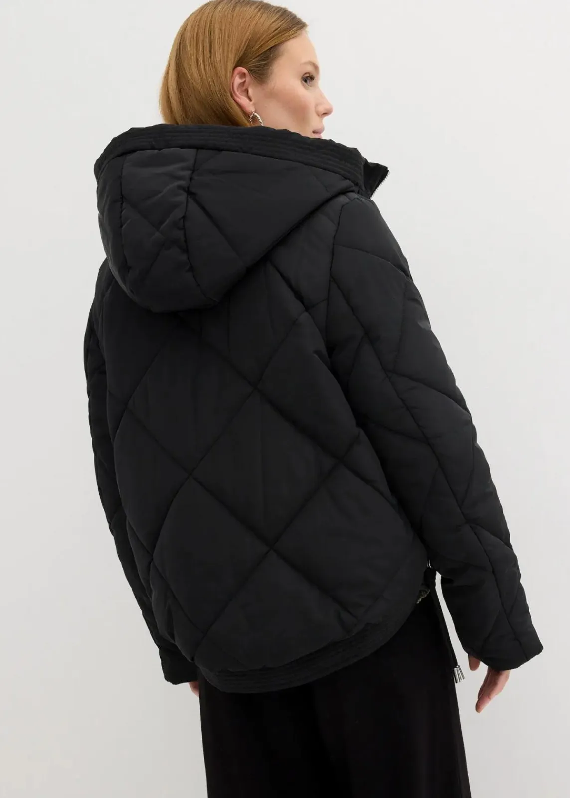 bonprix Jacken & Mäntel|Bekleidung·Hosen^Kurze Steppjacke mit Futter in Kontrastfarbe schwarz/dunkeloliv
