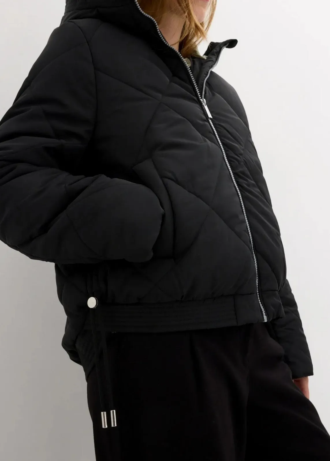 bonprix Jacken & Mäntel|Bekleidung·Hosen^Kurze Steppjacke mit Futter in Kontrastfarbe schwarz/dunkeloliv