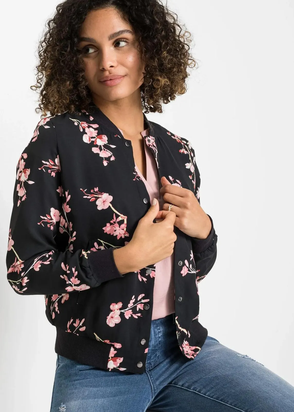 bonprix Bekleidung·Hosen|Nachhaltigere Materialien^kurzer Blouson schwarz/rosa geblümt