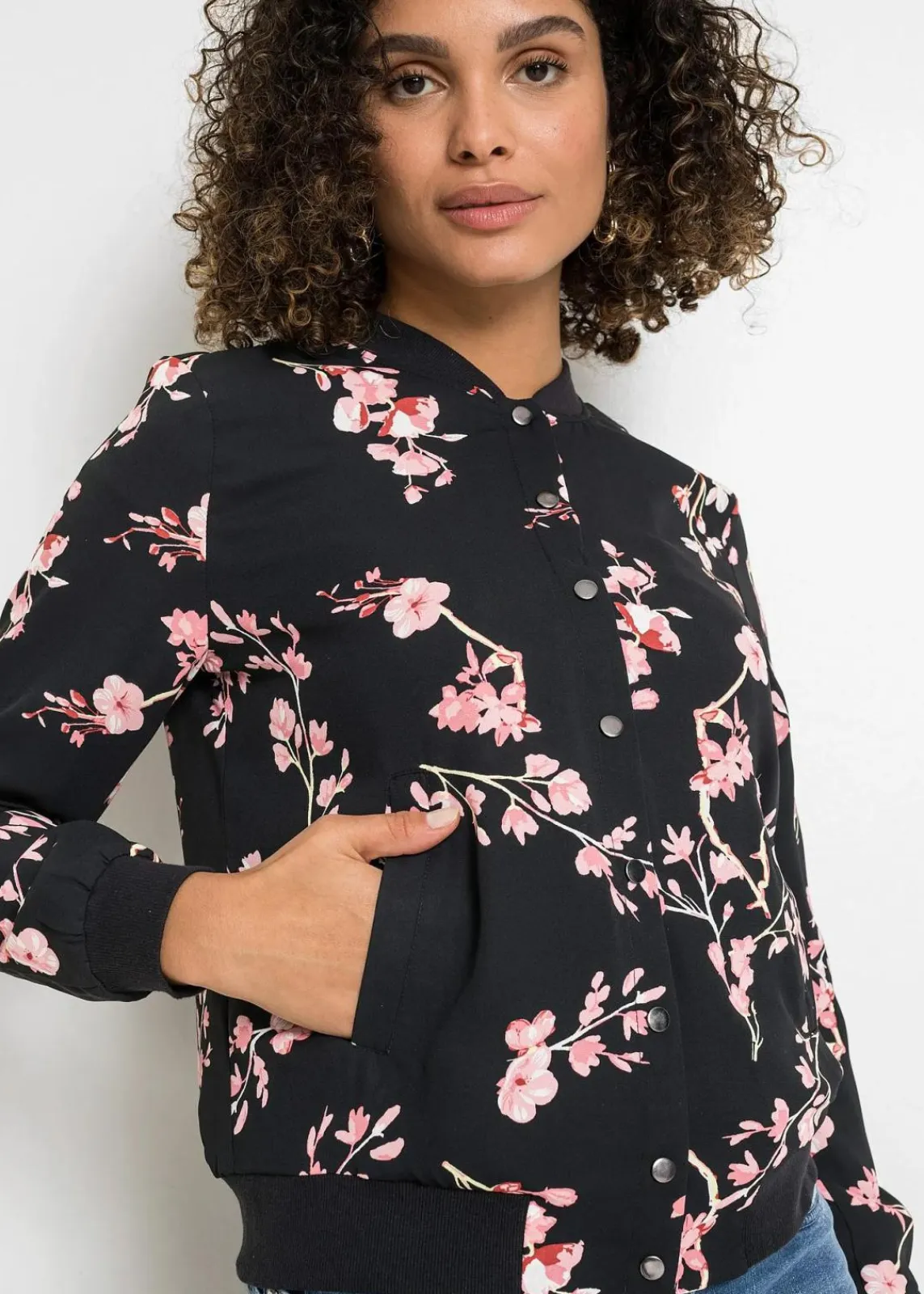 bonprix Bekleidung·Hosen|Nachhaltigere Materialien^kurzer Blouson schwarz/rosa geblümt