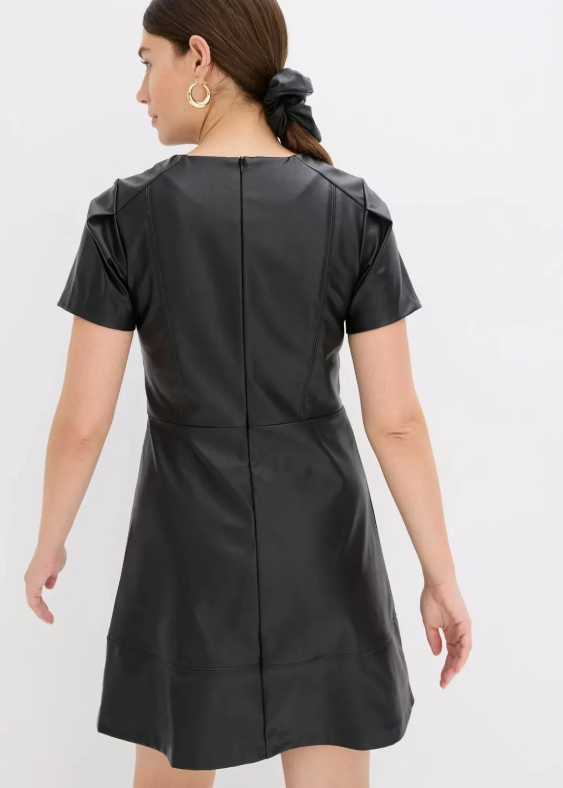 bonprix Bekleidung·Pullover & Strickjacken|Nachhaltigere Materialien^Kurzes Lederimitat-Kleid schwarz