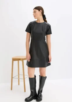 bonprix Bekleidung·Pullover & Strickjacken|Nachhaltigere Materialien^Kurzes Lederimitat-Kleid schwarz