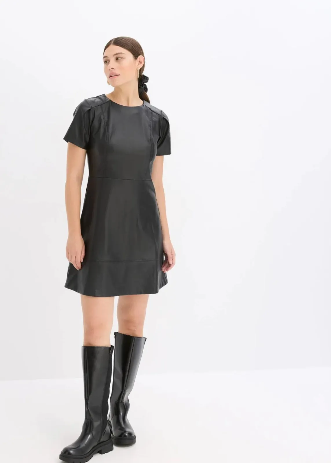 bonprix Bekleidung·Pullover & Strickjacken|Nachhaltigere Materialien^Kurzes Lederimitat-Kleid schwarz
