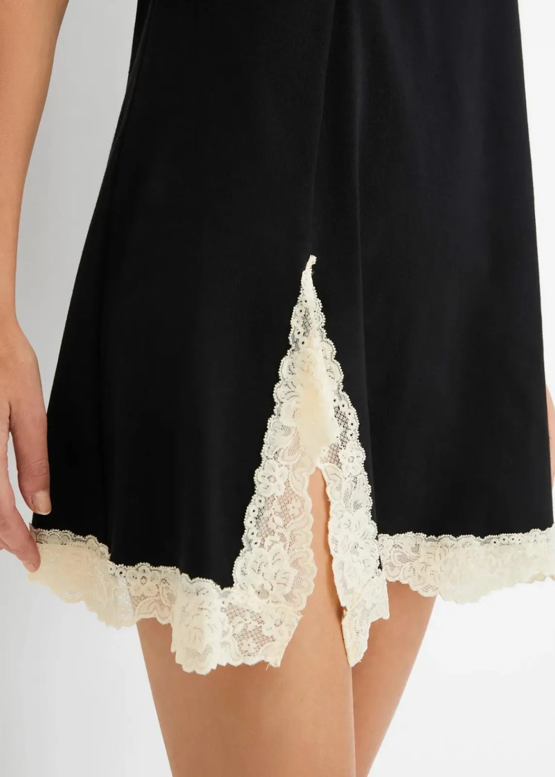 bonprix Wäsche·Nachtwäsche|Nachhaltigere Materialien^Kurzes Nachthemd mit zarter Spitze schwarz