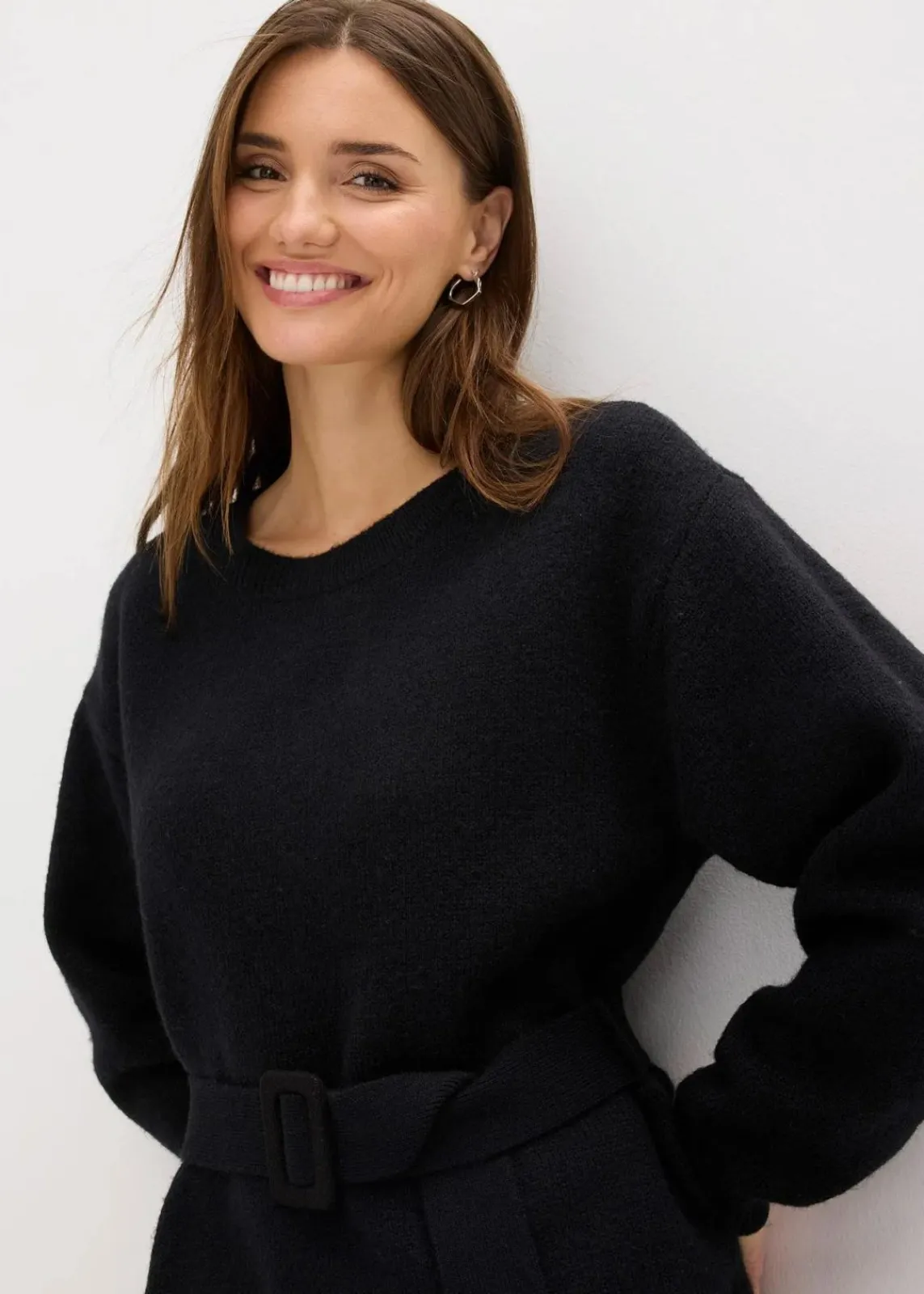 bonprix Kleider|Strickmode^Kurzes Strickkleid mit softem Wollanteil und Gürtel schwarz