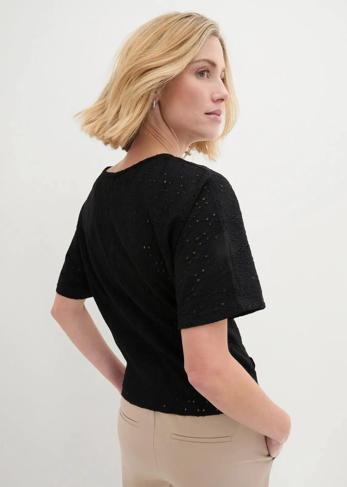 bonprix Shirts & Tops^Kurzshirt mit Lochstickerei schwarz