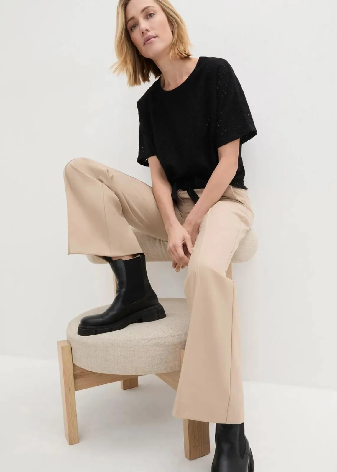 bonprix Shirts & Tops^Kurzshirt mit Lochstickerei schwarz