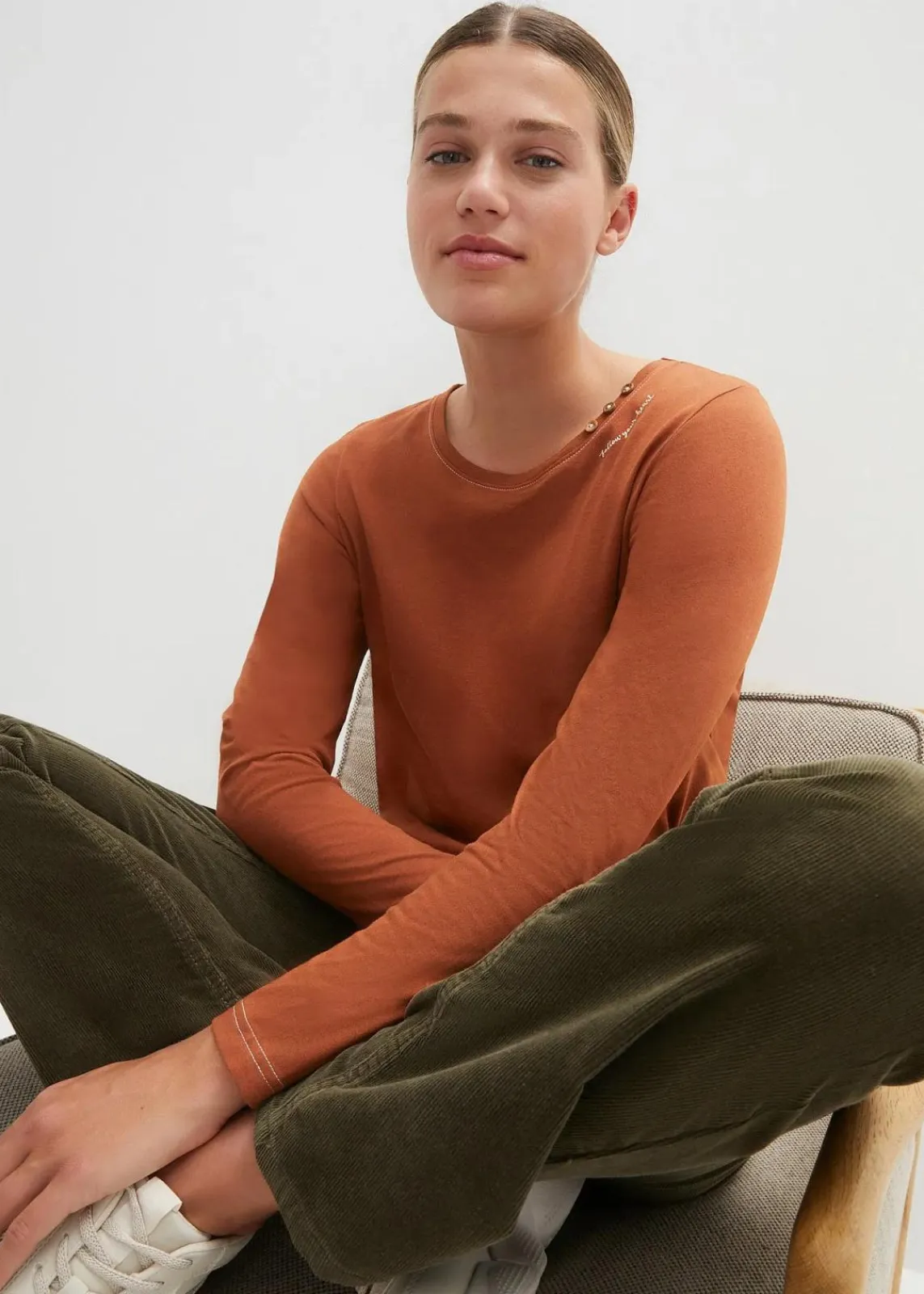 bonprix Shirts & Tops|Nachhaltigere Materialien^Langarmshirt mit Zierknöpfen kastanienbraun