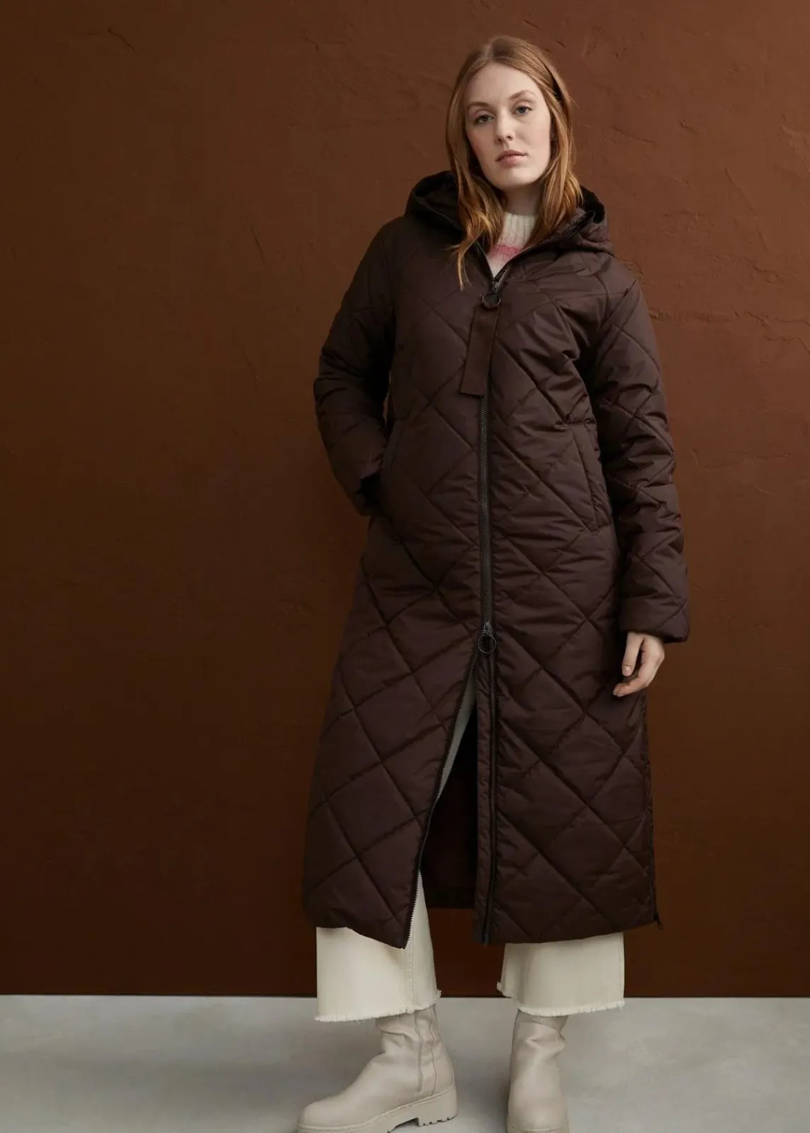 bonprix Nachhaltigere Materialien|Bekleidung·Hosen^Langer, wattierter Steppmantel mit Kapuze dunkelbraun