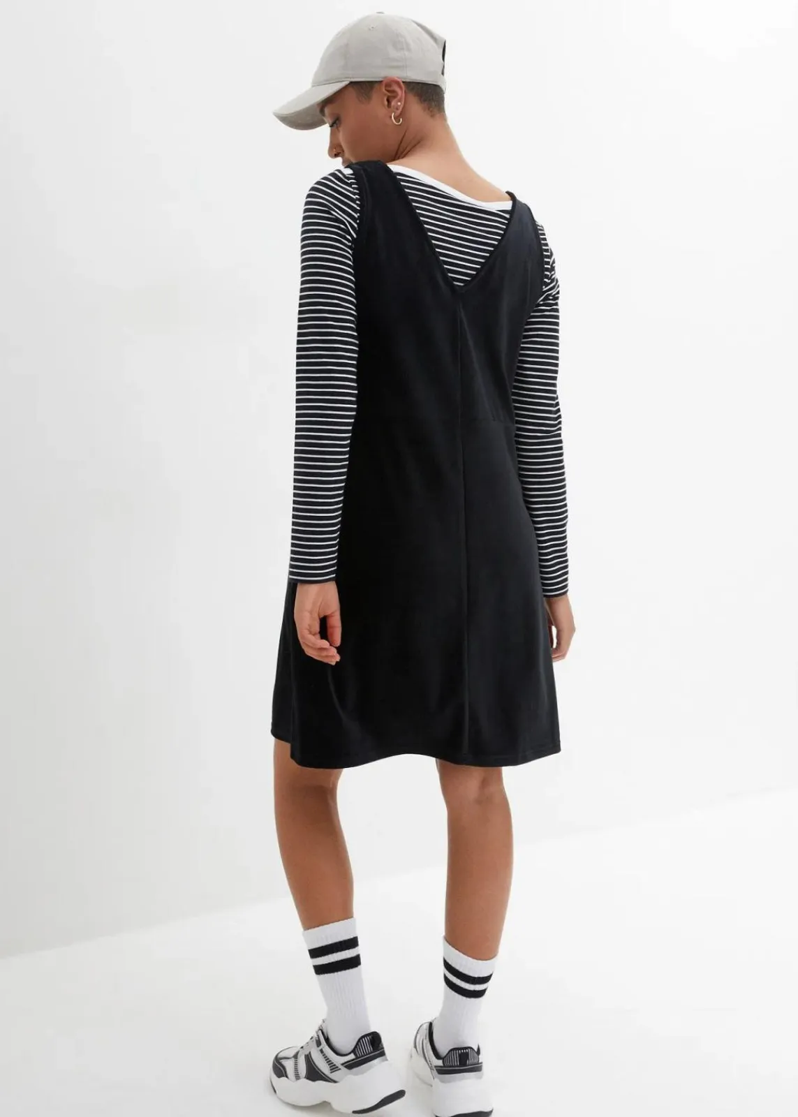 bonprix Bekleidung·Pullover & Strickjacken|Kleider^Latzkleid aus Jerseycord schwarz