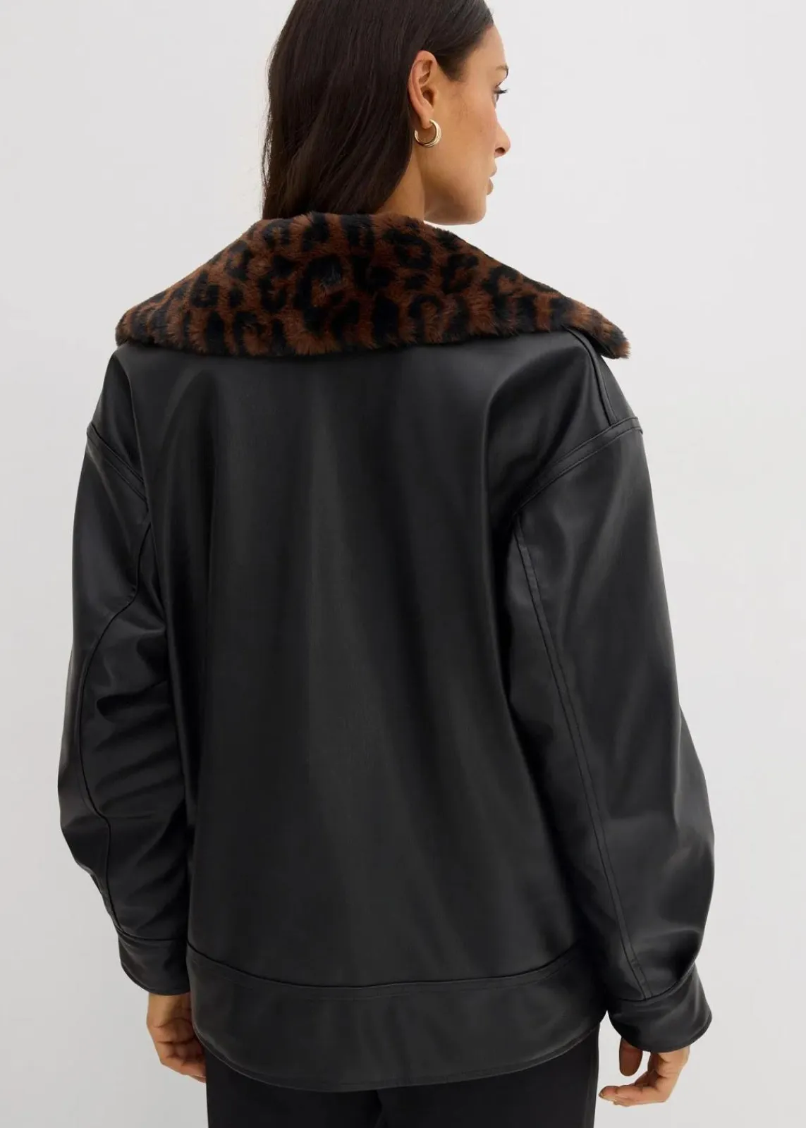 bonprix Bekleidung·Hosen|Jacken & Mäntel^Lederimitat-Jacke mit Leoparden Kunstfell schwarz