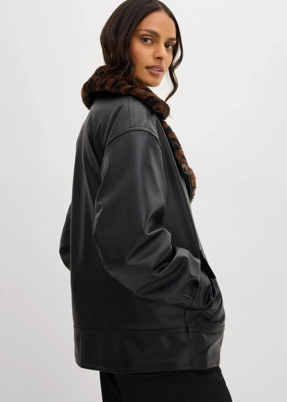 bonprix Bekleidung·Hosen|Jacken & Mäntel^Lederimitat-Jacke mit Leoparden Kunstfell schwarz