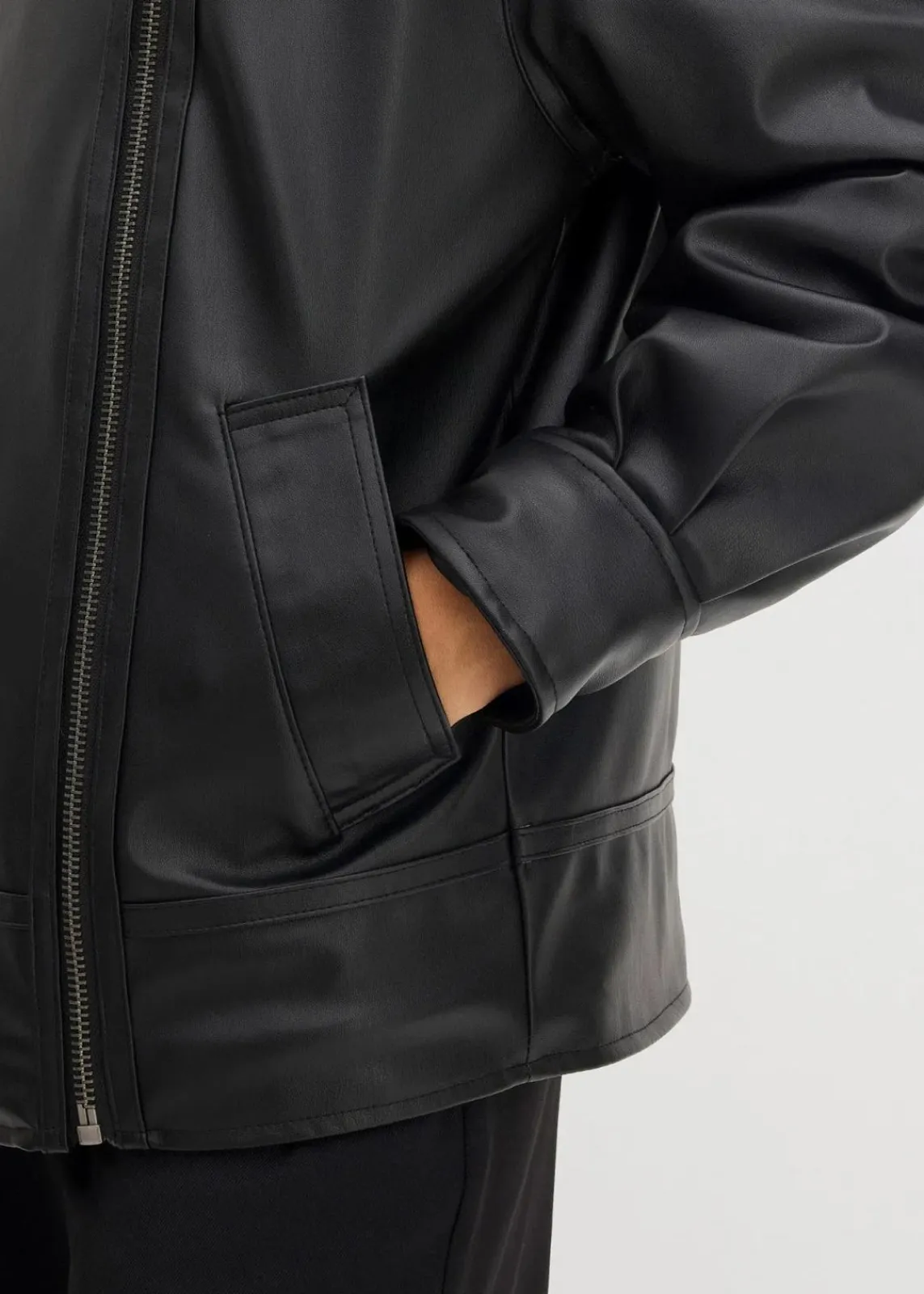 bonprix Bekleidung·Hosen|Jacken & Mäntel^Lederimitat-Jacke mit Leoparden Kunstfell schwarz