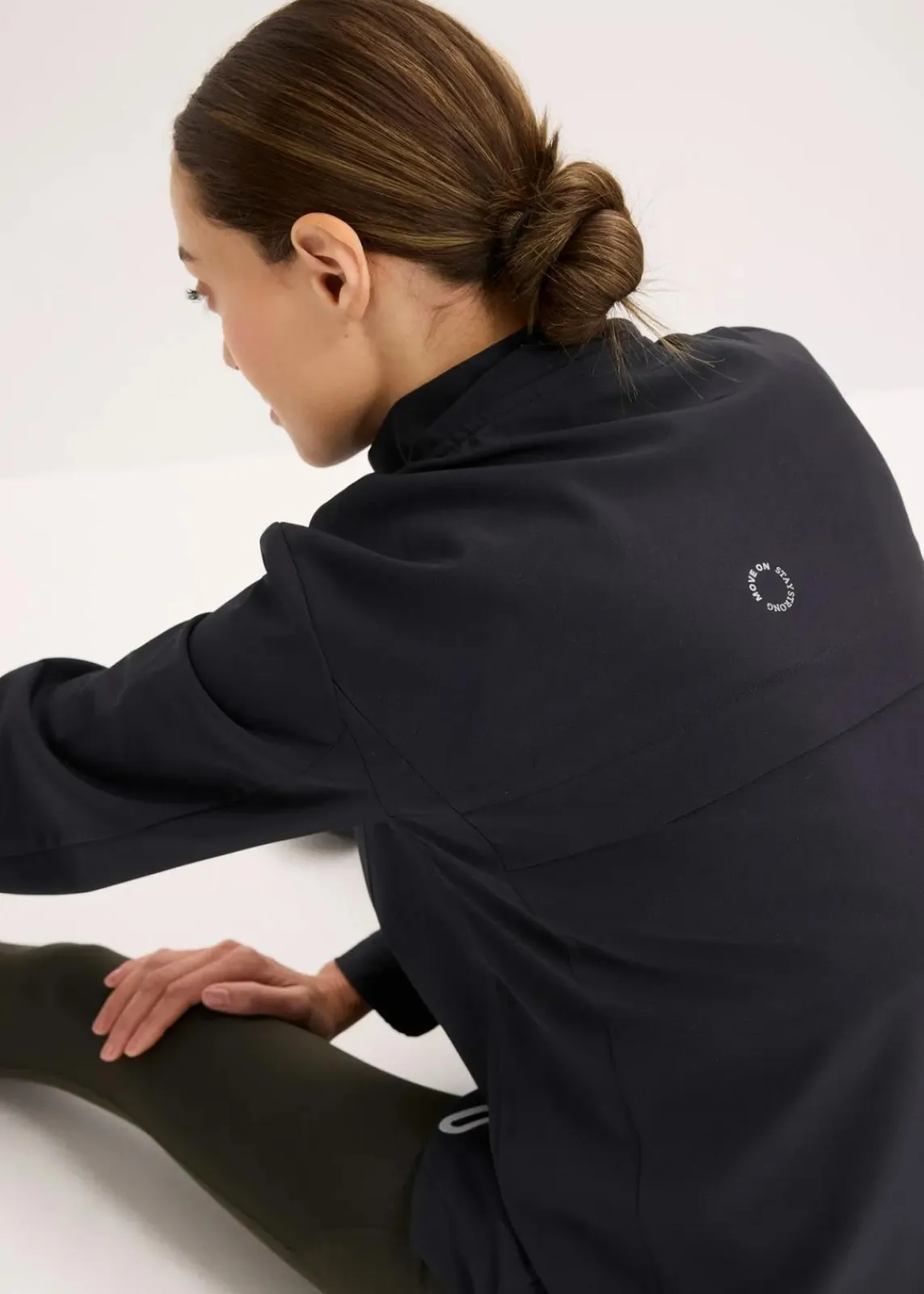 bonprix Bekleidung·Sweat|Bekleidung·Hosen^Leichte Funktionsjacke mit reflektierenden Details schwarz