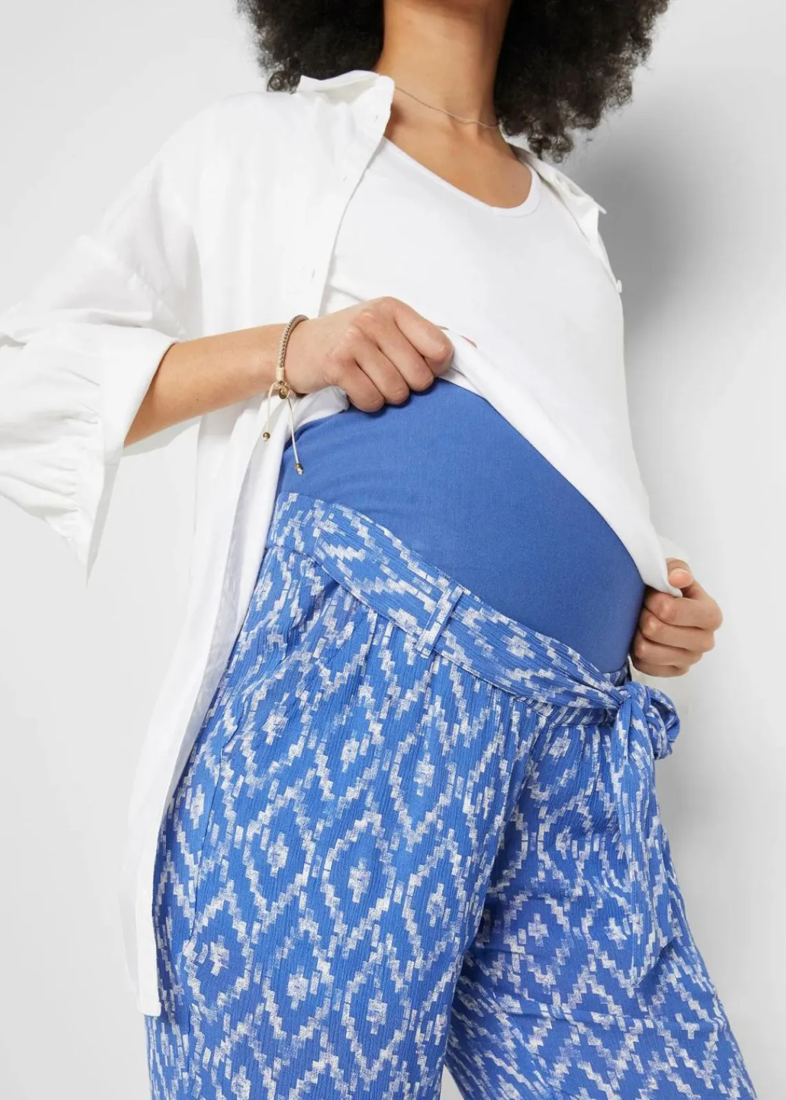 bonprix Bekleidung·Blazer|Umstandsmode^Leichte Umstandshose aus Viskose, Loose Fit edelsteinblau/weiss graphisch