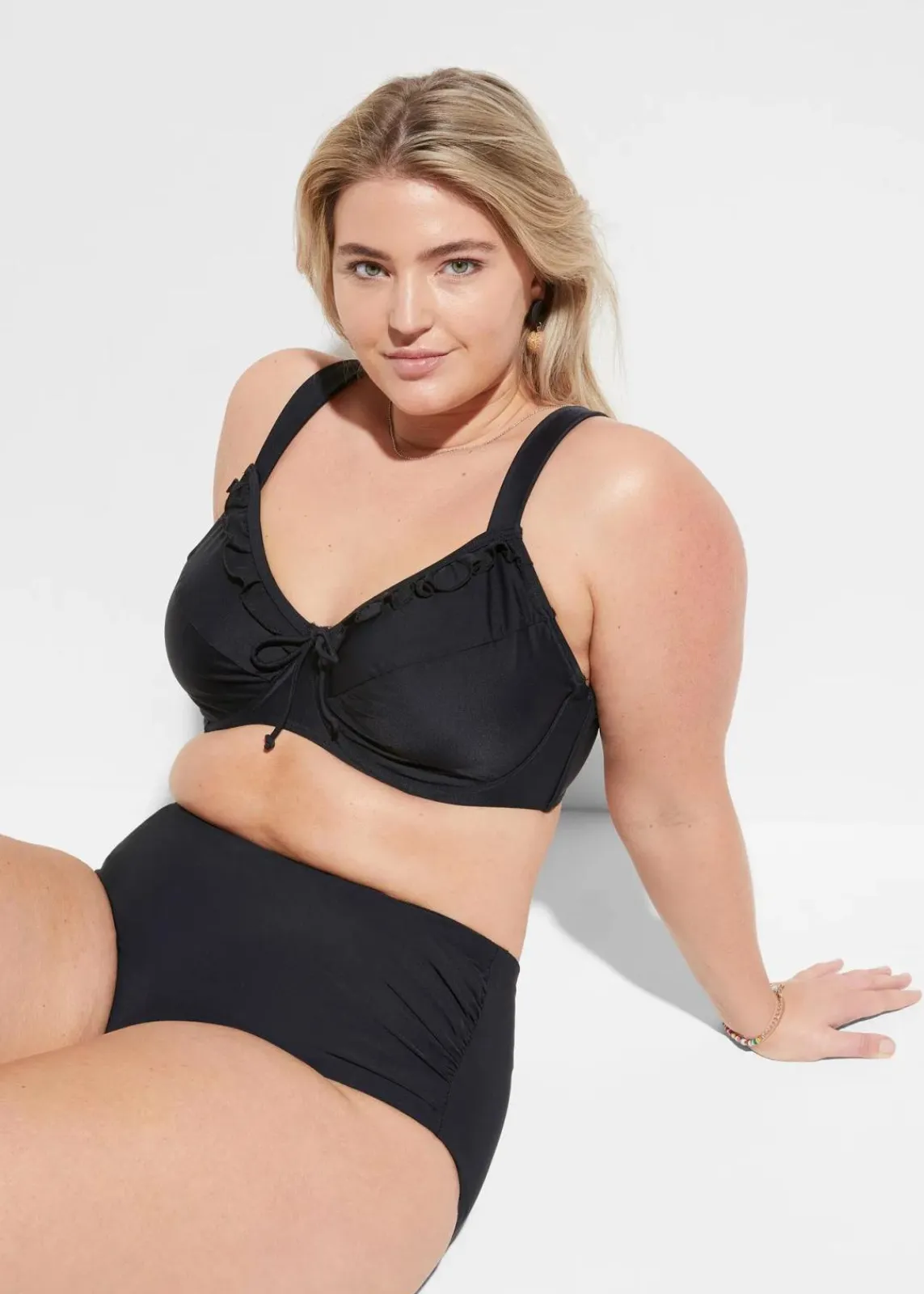 bonprix Nachhaltigere Materialien|Mix & Match^Light Highwaist Shape-Bikinihose mit Raffung schwarz