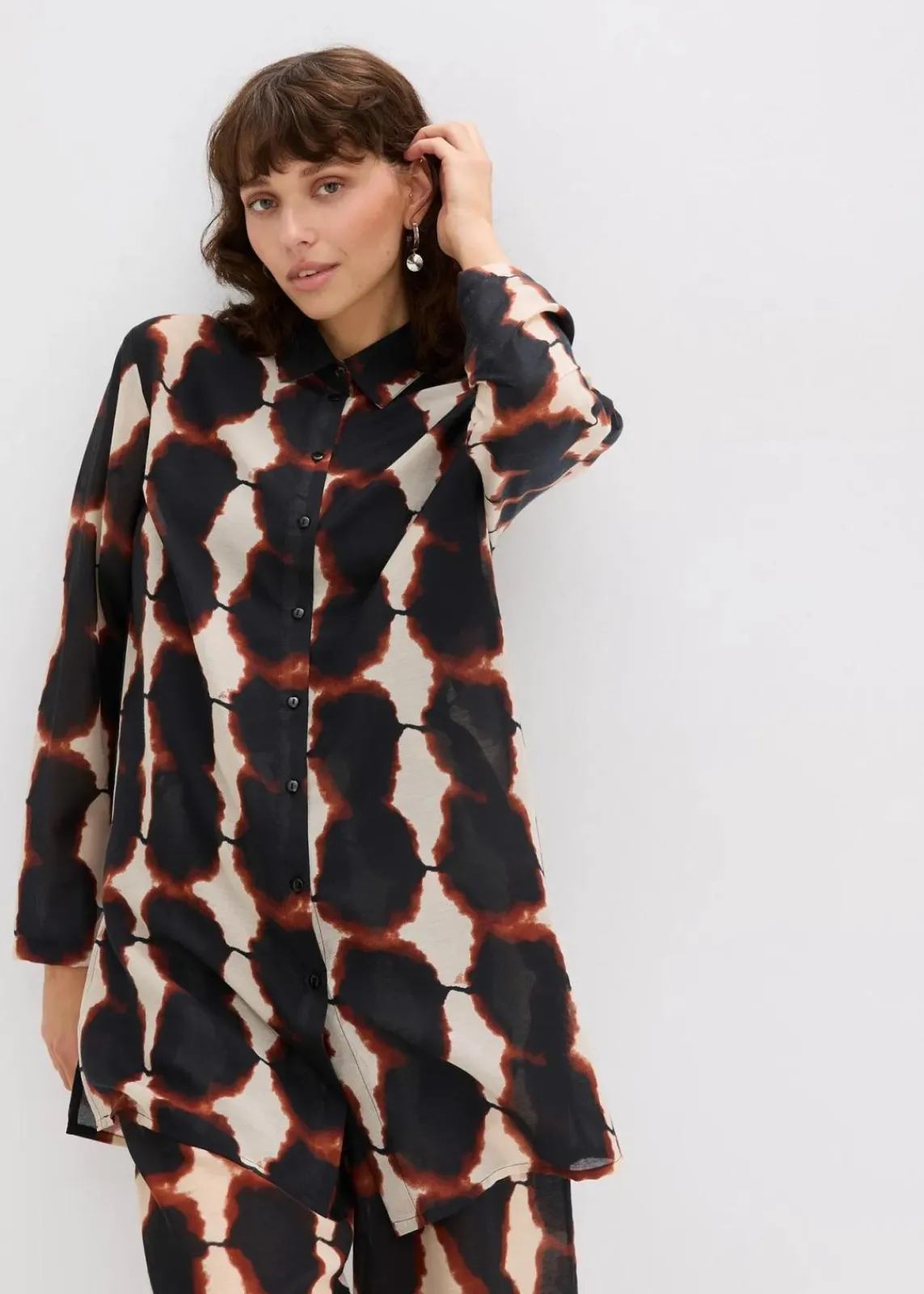 bonprix Zweiteiler & Sets|Blusen & Tuniken^Longbluse mit Batik-Print schwarz/beige bedruckt