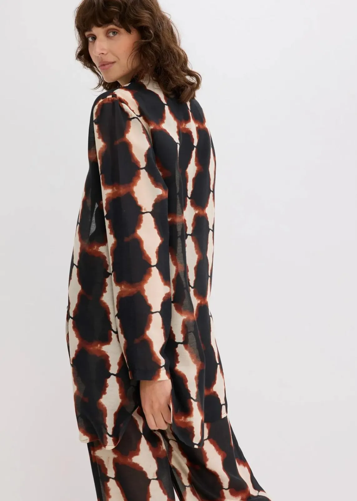 bonprix Zweiteiler & Sets|Blusen & Tuniken^Longbluse mit Batik-Print schwarz/beige bedruckt