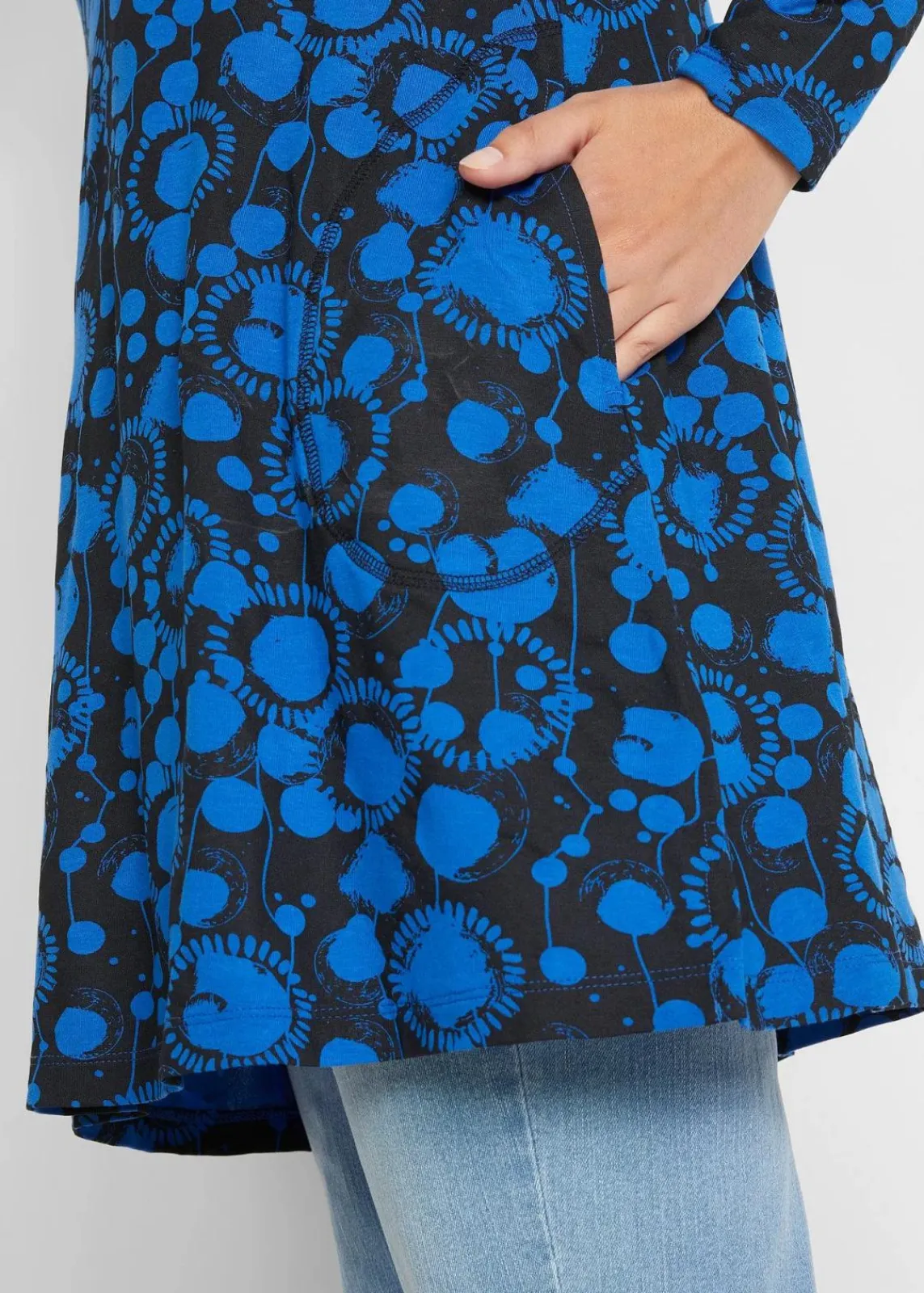 bonprix Nachhaltigere Materialien|Shirts & Tops^Longshirt aus Viskose-Mix arktikblau/schwarz graphisch bedruckt