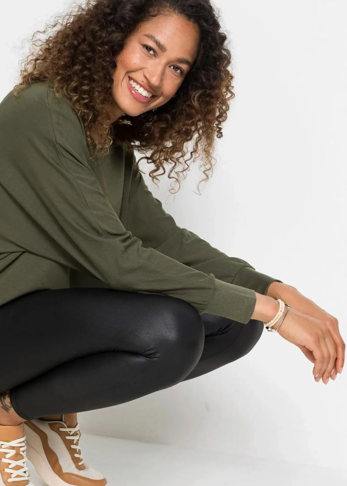 bonprix Shirts & Tops|Nachhaltigere Materialien^Longshirt mit Top aus Viskose-Mix dunkeloliv/schwarz