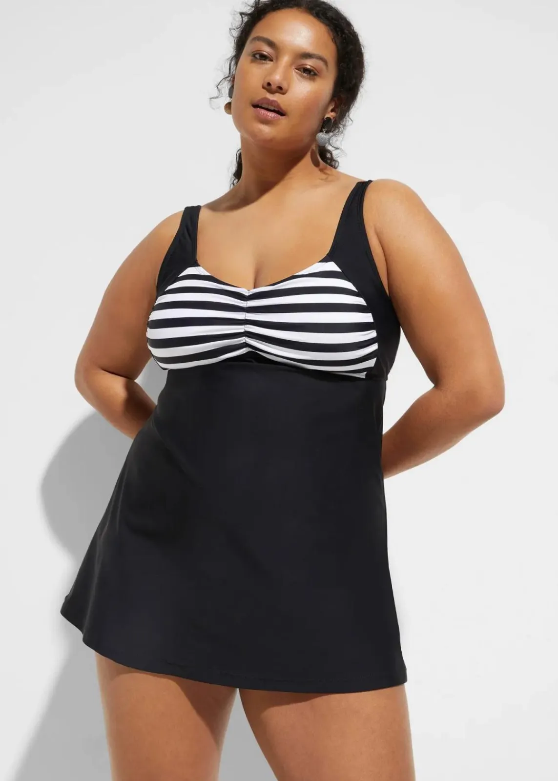 bonprix Nachhaltigere Materialien|Bedeckende Bademode^Long-Tankini (2-tlg. Set) mit Highwaist-Bikinihose schwarz/weiß