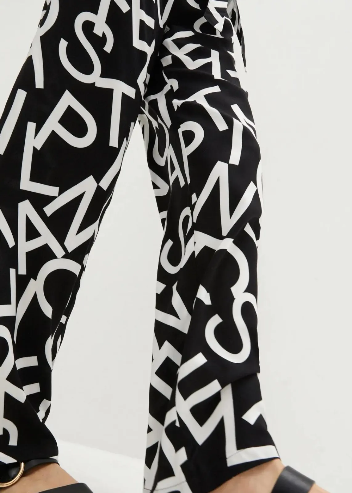 bonprix Nachhaltigere Materialien|Hosen^Marlenehose schwarz/weiß graphisch bedruckt