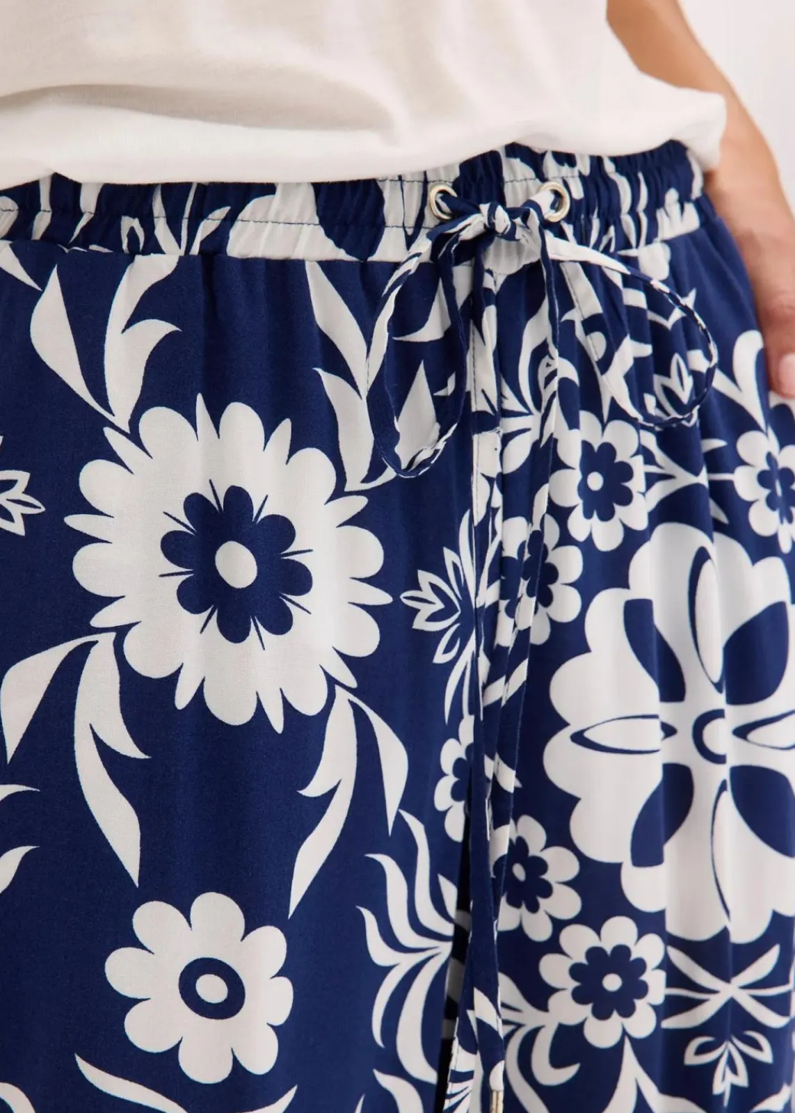bonprix Nachhaltigere Materialien|Hosen^Marlenehose aus fließender Viskose tiefseeblau/wollweiß bedruckt