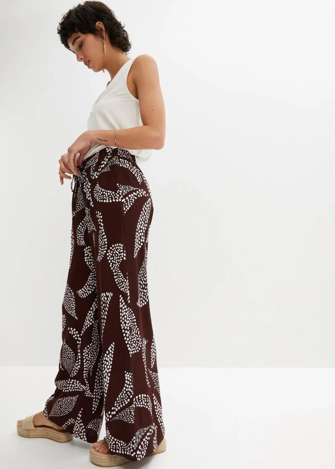 bonprix Nachhaltigere Materialien|Hosen^Marlenehose aus fließender Viskose terrabraun/wollweiß bedruckt