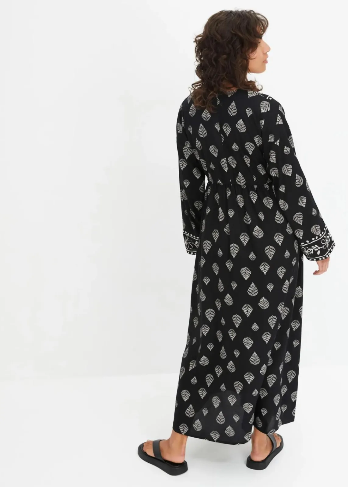 bonprix Kleider|Nachhaltigere Materialien^Maxi Webkleid aus Viskose schwarz/kieselbeige bedruckt
