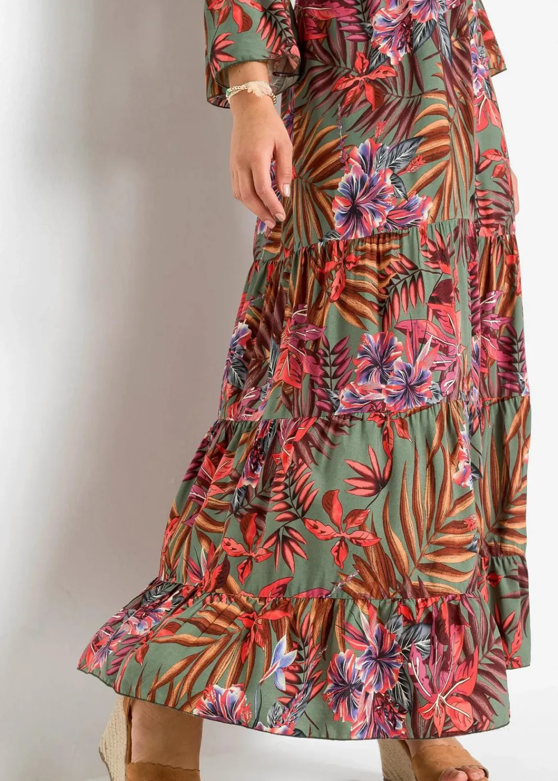 bonprix Nachhaltigere Materialien|Kleider^Maxikleid aus fließender Viskose oliv/rot geblümt