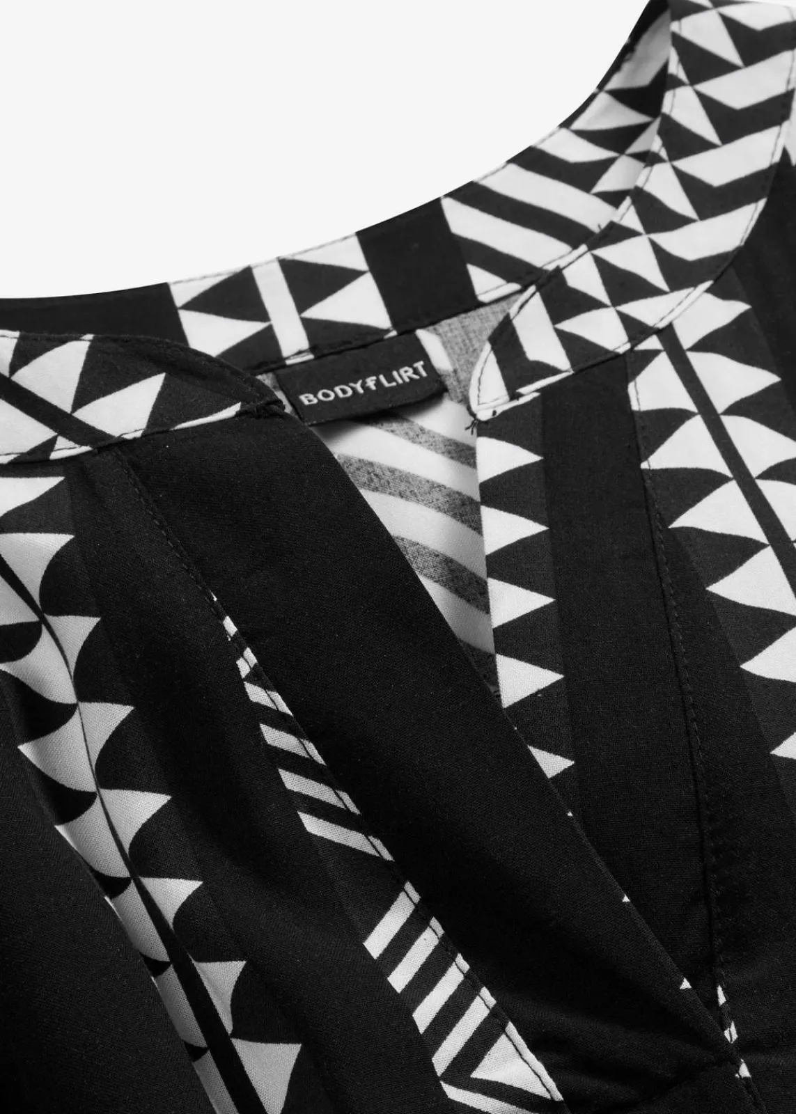 bonprix Nachhaltigere Materialien|Kleider^Maxikleid aus fließender Viskose schwarz/wollweiß graphisch bedruckt